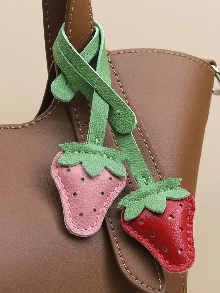 Llavero de cuero con colgante rojo fresa, baratija hecha a mano versátil y adorable para todas las ocasiones