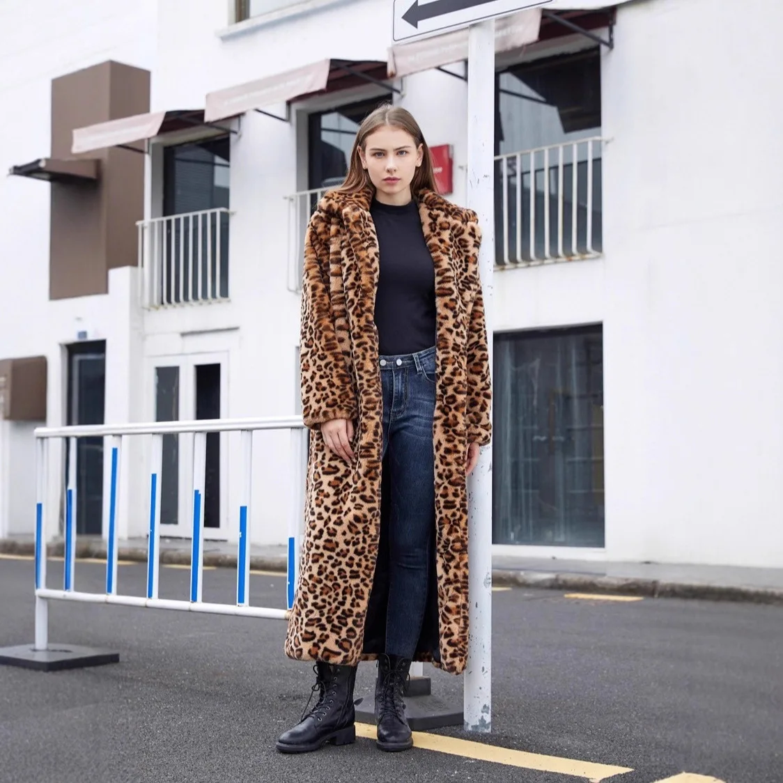 Damski płaszcz zimowy ze sztucznego futra w panterkę, długi, z kontrastowymi kolorami, gruby płaszcz ze sztucznego futra dla kobiet.