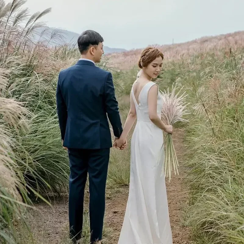 Satin leichtes Hochzeits kleid, einfache Braut hochzeit, Außen fotografie, schlankes und langes Kleid