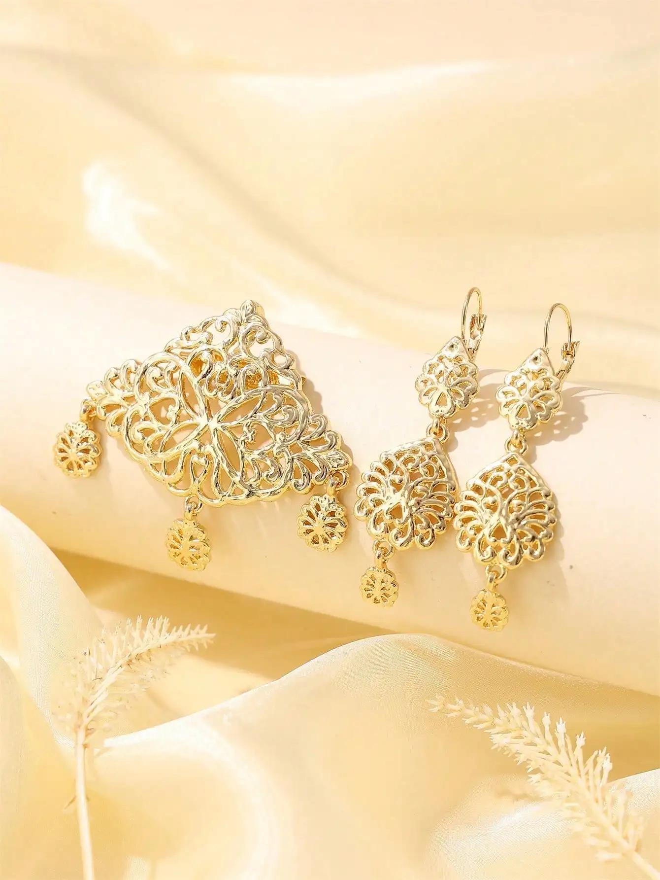 

3-Piece Middle Eastern Women's Set (Brooch, Earrings & Bracelet Luxurious Gold-Plated Bridal Wedding Party Accessories