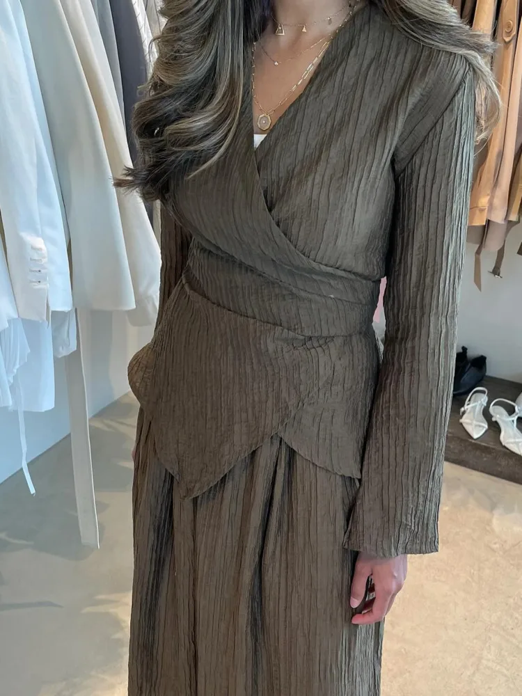 BJTZ المرأة حجم كبير أنيقة الخامس الرقبة مطوي غير النظامية تنورة عالية الخصر 2 قطعة مجموعة الربيع الصيف 2025 الزي الموضة #3