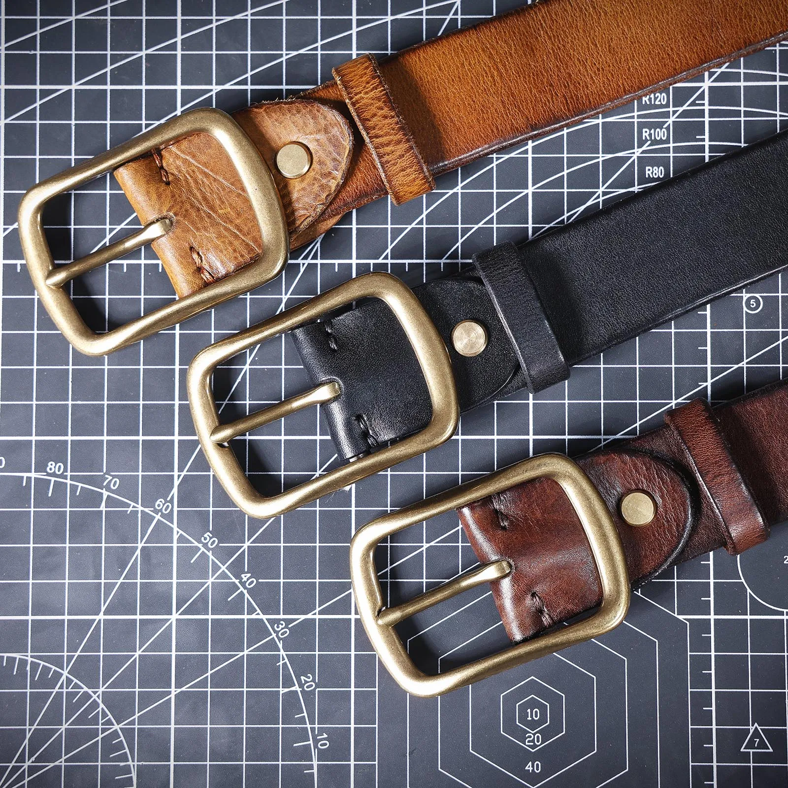 Vintage Echtleder-Herrengürtel mit Massiver Messingschnalle, Lässiger Dornschließen-Gürtel mit Geschenkbox, Verstärktes Italienisches Rindsleder – Detail 10