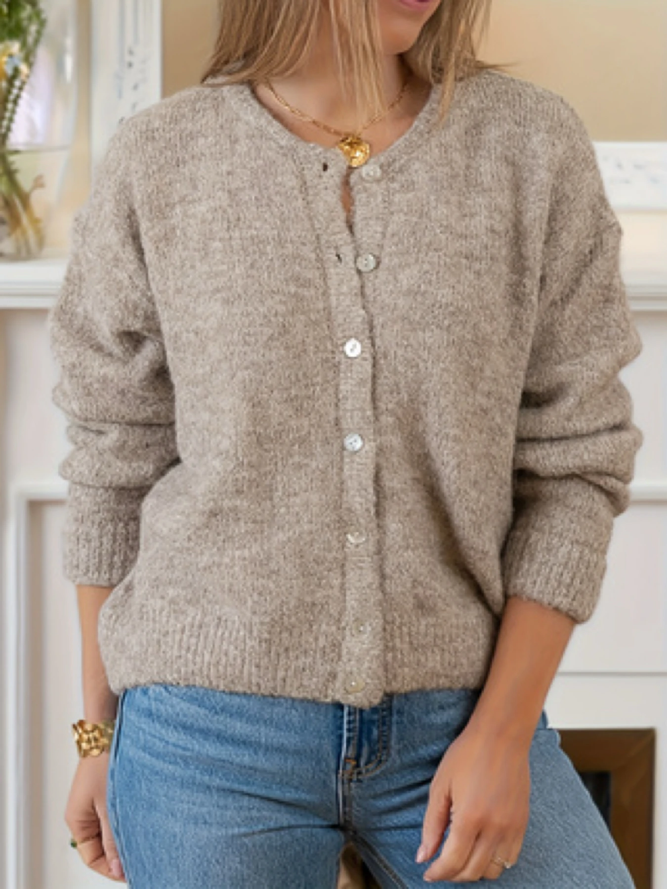 سترة صوفية محبوكة بأزرار أوروبية وأمريكية أنيقة لخريف وشتاء 2025 بلون سادة ورقبة دائرية للنساء