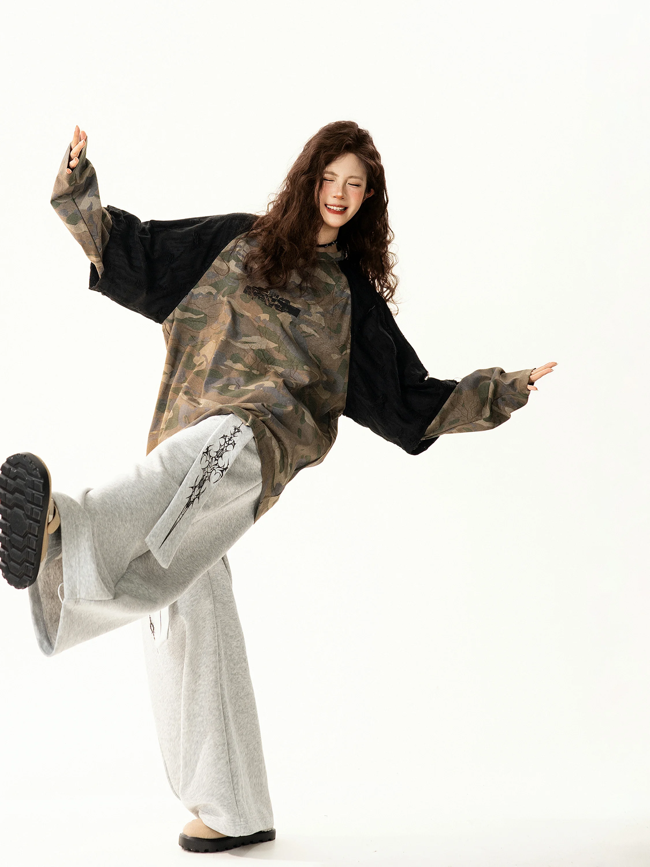 

Ретро-футболка с камуфляжным принтом и длинными рукавами, женская, весенняя, новая, свободная, повседневная, универсальная, в уличном стиле, универсальный крой