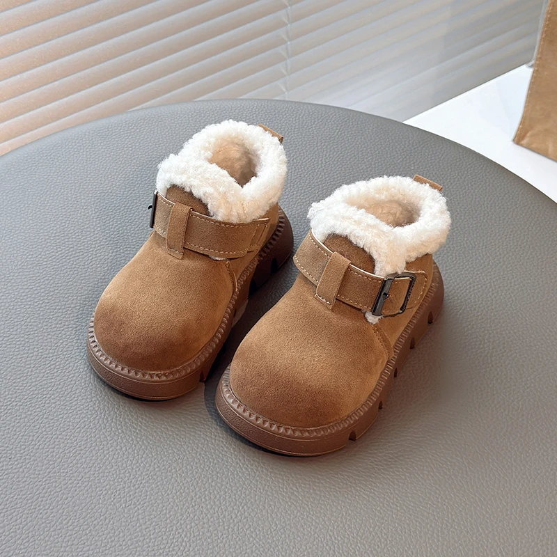 Botas cortas informales para niños y niñas, zapatos de cuero de felpa antideslizantes de fondo suave de estilo coreano a la moda, novedad de invierno de 2024