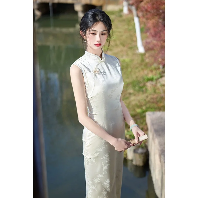 فستان شيونغسام من قماش الجاكار الأبيض الجديد لربيع وصيف 2025 بدون أكمام طراز طويل محسّن أنيق بطبقة مزدوجة تشيباو #3