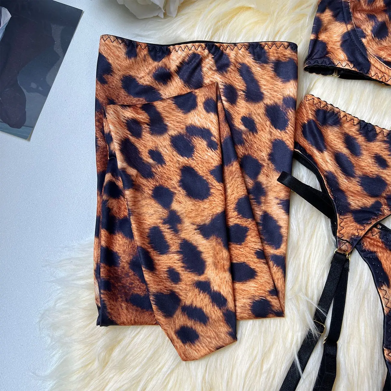 Lencería sexy con estampado de leopardo, lencería erótica de lujo recortada, conjunto de sujetador con aros de 6 piezas, liguero push up, traje íntimo de lujo