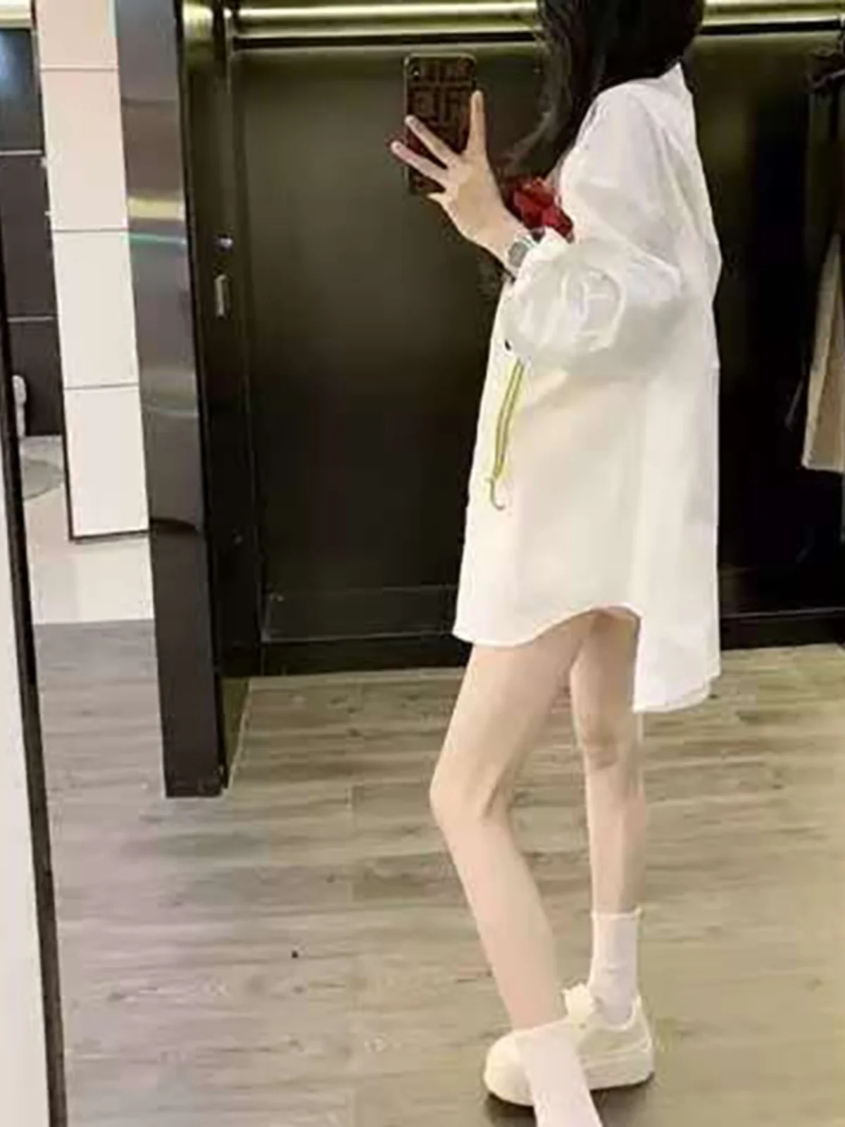 Elegancka koreańska długa biała bluzka damska z haftem róż, luźny krój, wiosenno-jesienna, modny design, casualowa, do pracy.