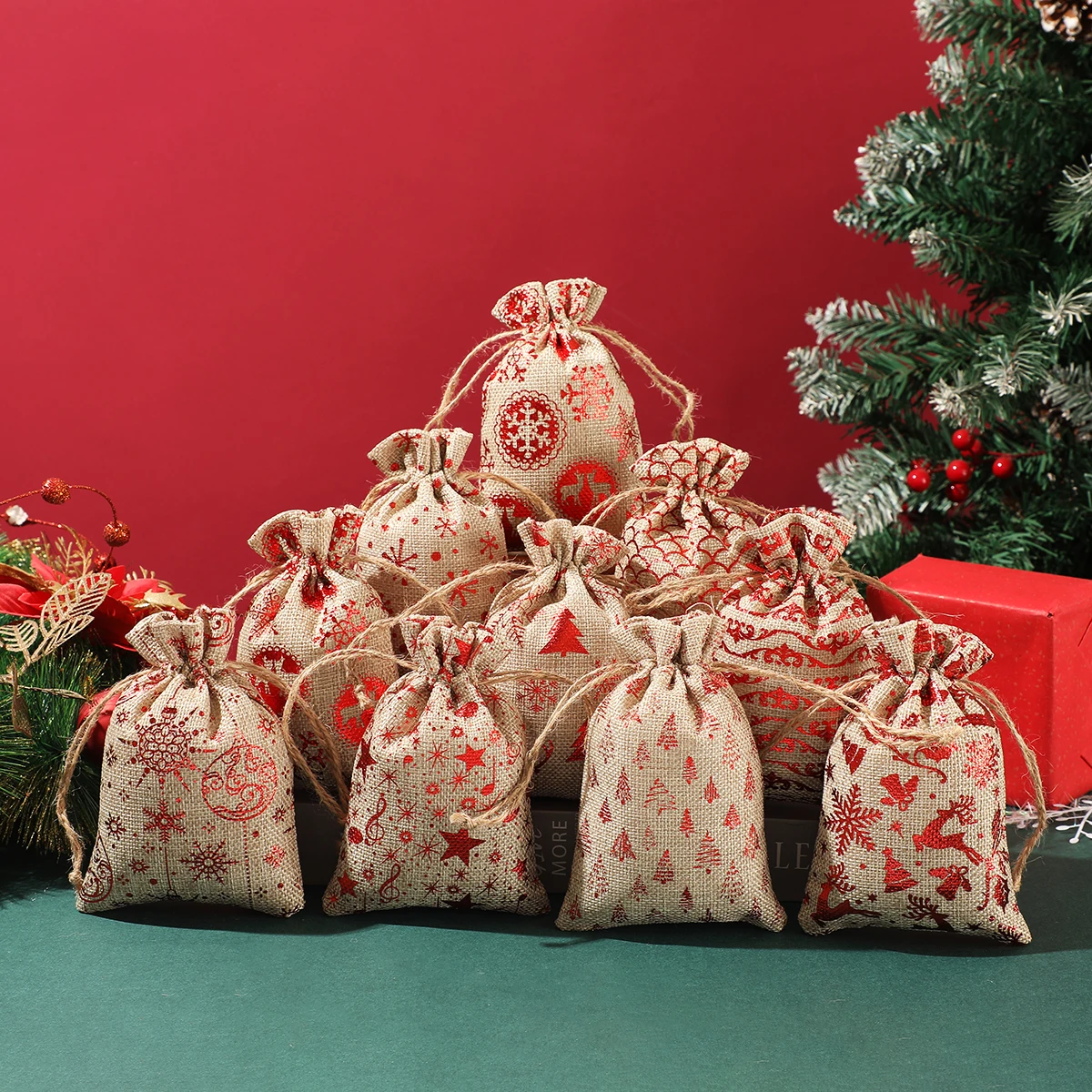 

Оптовая продажа, 10x15 см, 24 шт., красный и золотой рождественский джутовый набор на шнурке, высококачественные рождественские украшения, упаковка для ювелирных изделий