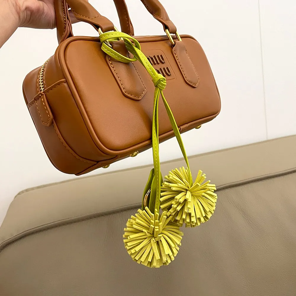 

Роскошный мини-подвеска с кисточкой | Брелок ручной работы из воловьей кожи с шариком | Элегантный подарок для сумки для нее