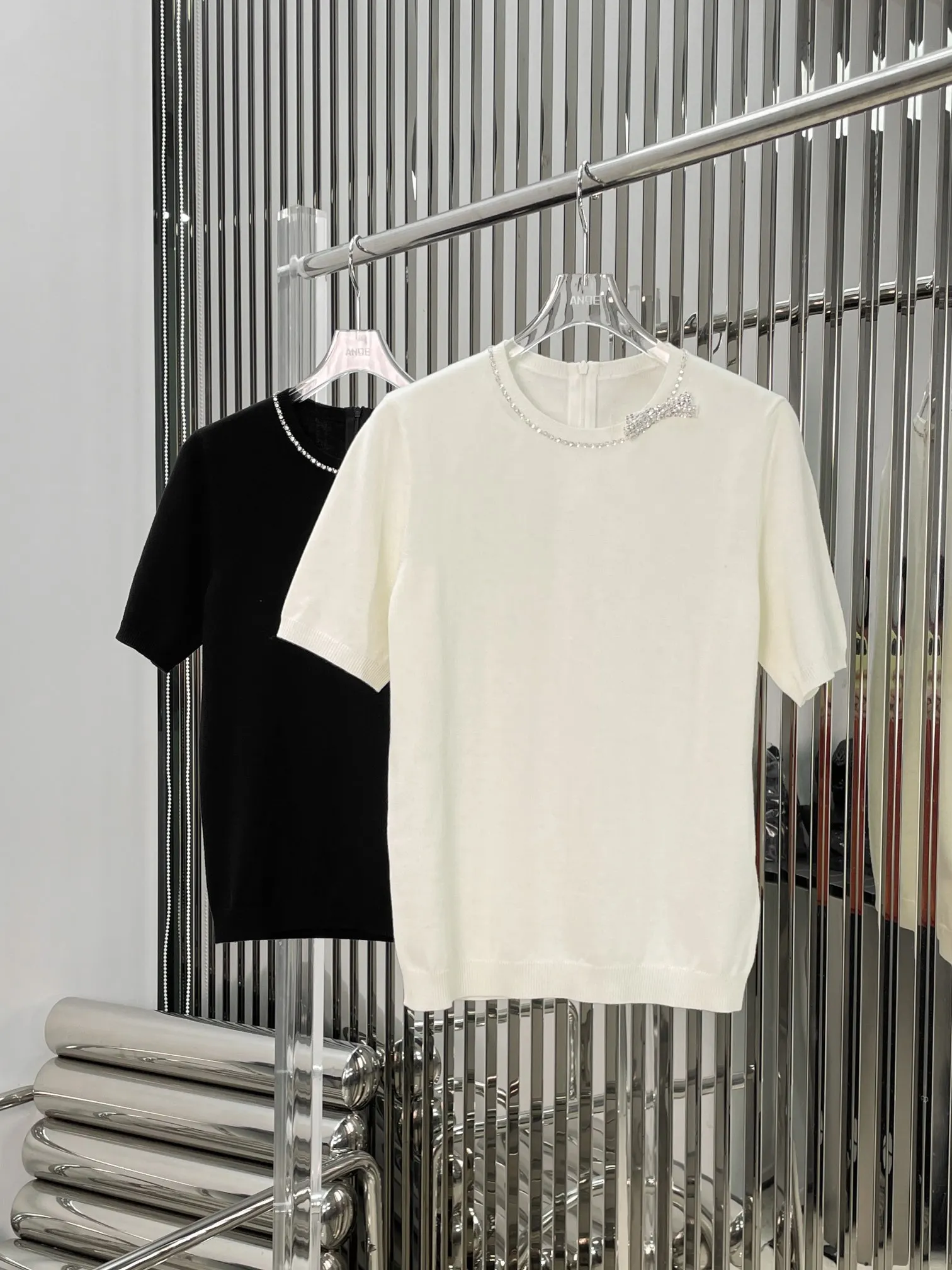 

2024 Summer New High Quality Women's Wear Round neck solid color bow and diamond embellishment knitted short sleeved top 0527