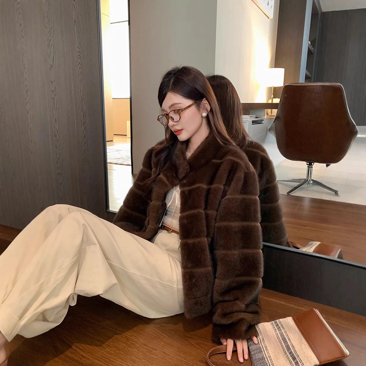 سترات قصيرة أنيقة من القطيفة على الطراز الكوري بياقة واقفة وأكمام طويلة معاطف فضفاضة من الفرو الصناعي للنساء للشتاء #3