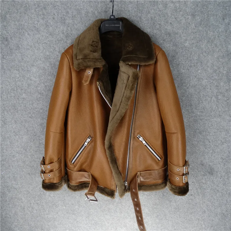 Jaket Kulit Hangat Tebal Terintegrasi Bulu Domba Model Lokomotif Sabuk Longgar Versi Korea Wanita