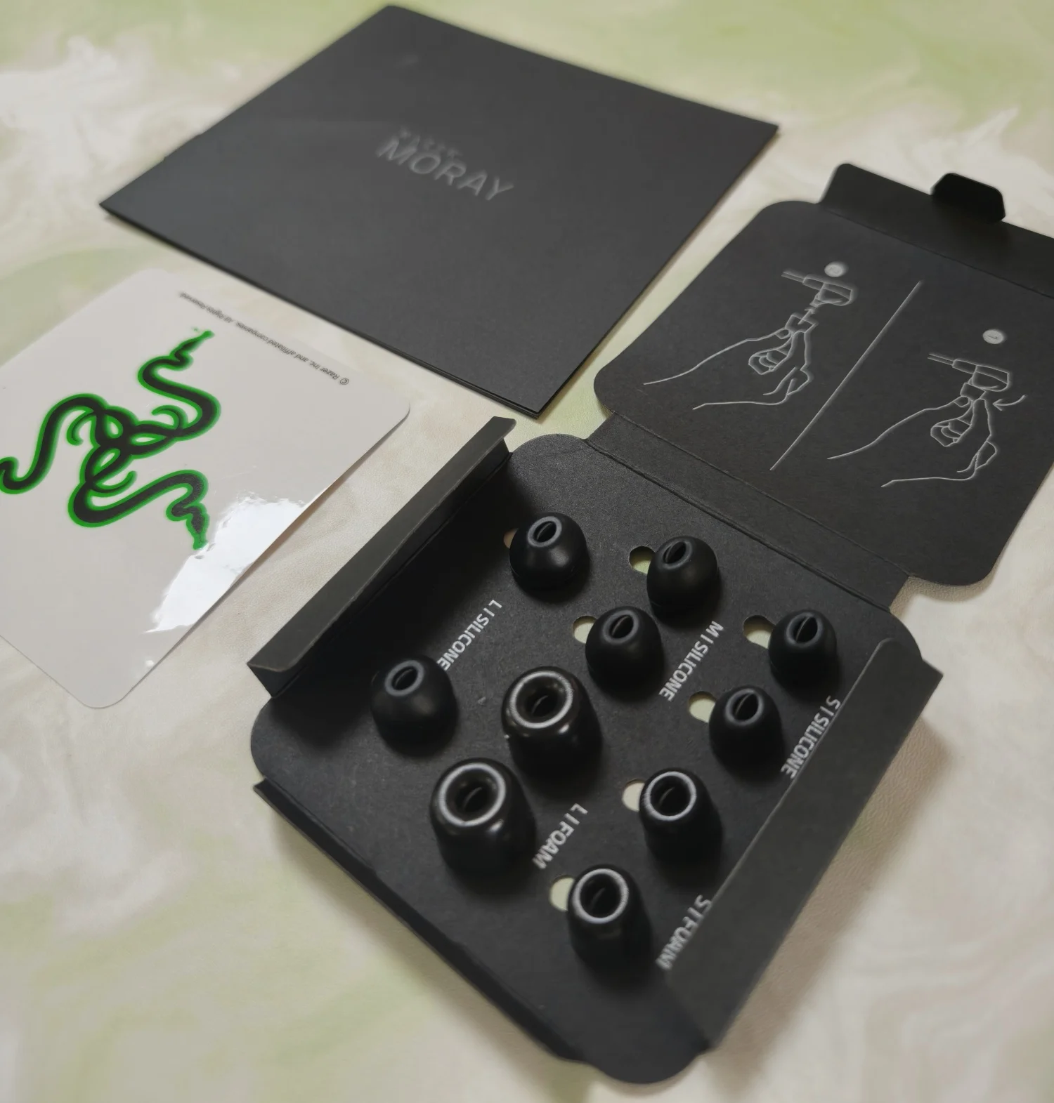 شاشة Razer Moray المريحة داخل الأذن للبث طوال اليوم، تصميم صوتي هجين ثنائي السائق، عزل الضوضاء السلبية الفائق