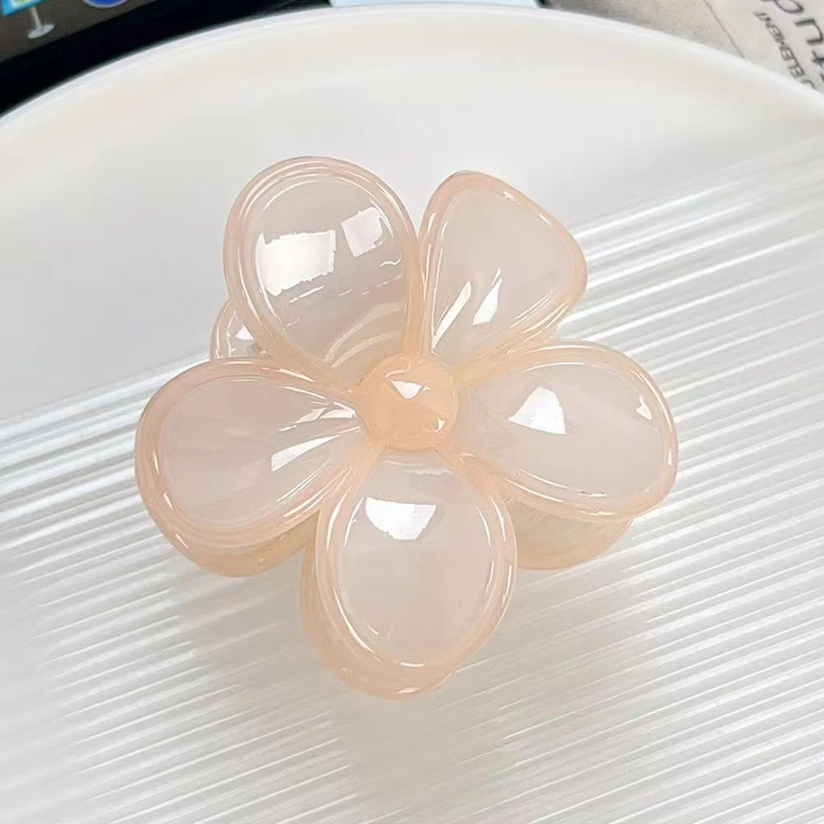 Sommerliche Frangipani-Haarspange in Jelly-Farben, Perlmuttfarbene Süße Mittlere Gesplißte Blumen-Haarnadel für den Hinterkopf, Haifischklammer – Detail 9
