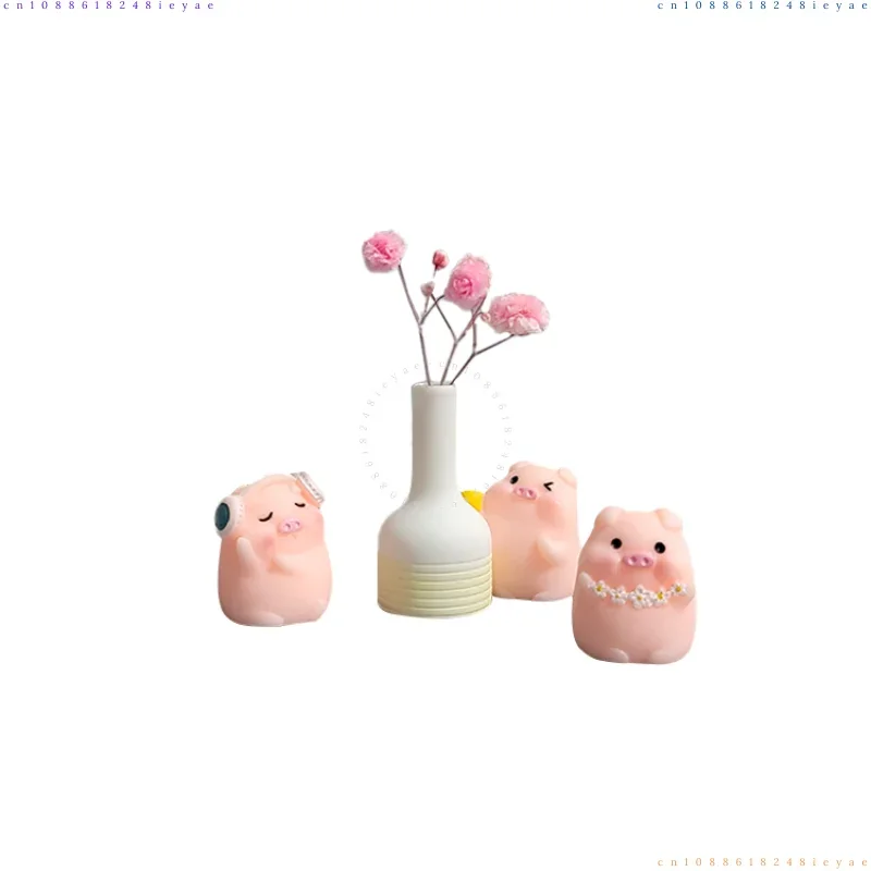 

Cute Pig Ornaments on The Workstation To Heal Emotions and Decompress The Desktop Mini Vase