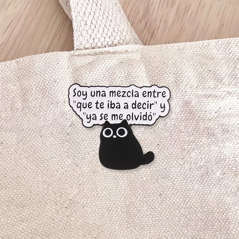 Soy Una Mezcla Black Cat Enamel Badge Spanish Quote Forgetful Humor Pin Alloy Brooch Lapel Backpack Jewelry Gift