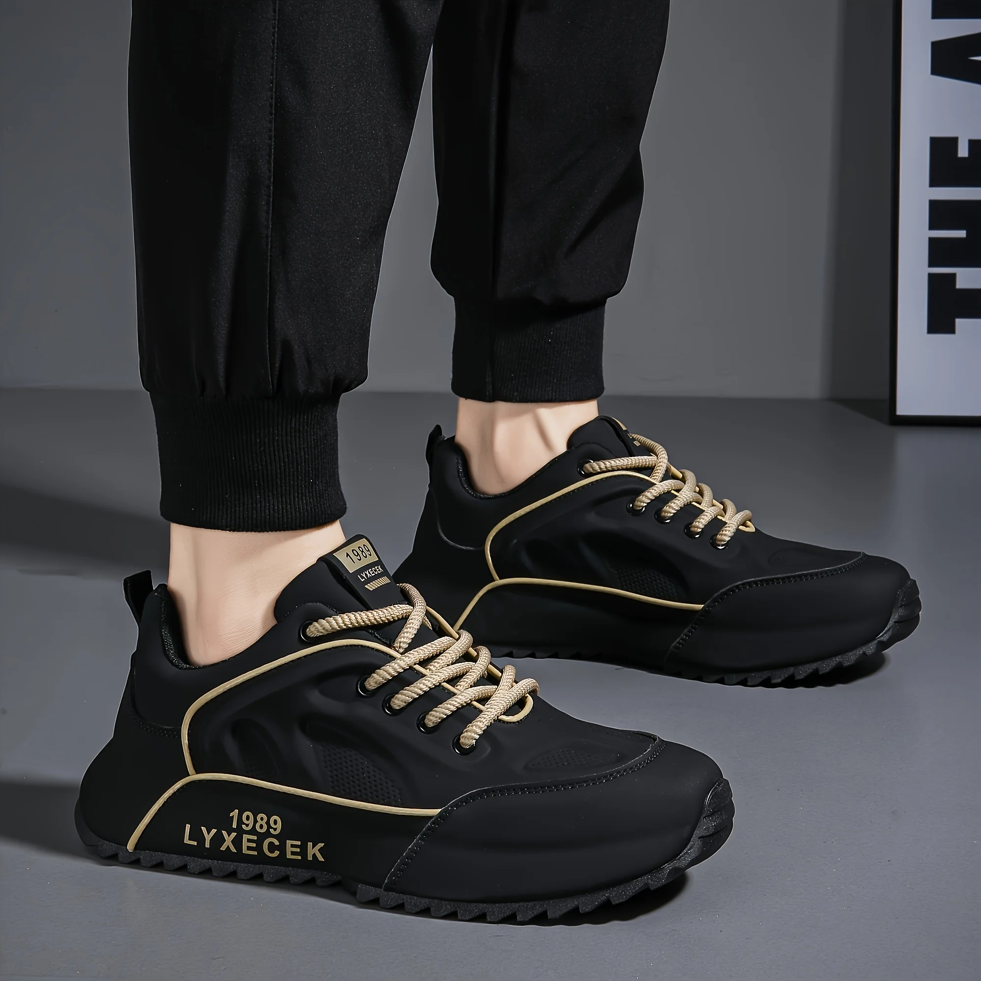 Multi-functional men's fashion breathable athletic casual shoes, perfectly suited for outdoor commuting and leisure settings.