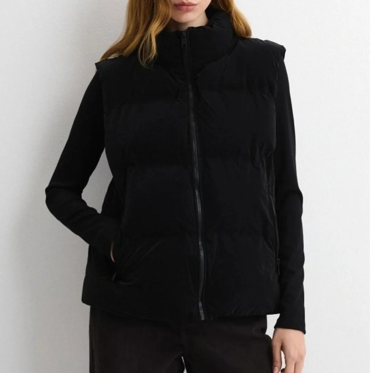 Women Black Stand Collar Zip-Up Puffer Vest Quilted Padding Side Pockets Sleeveless Jacket Winter Warm Casual Layering Outerwear