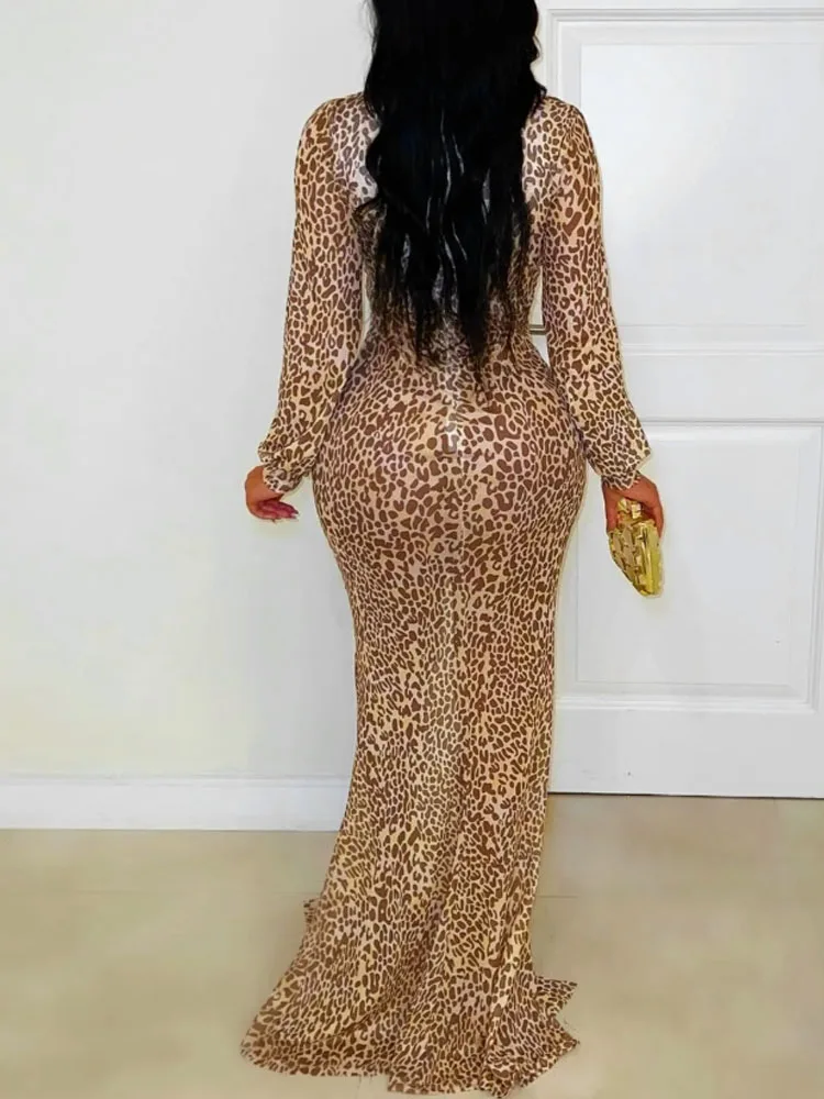 Modisches Damen-Kleid mit transparentem Netzstoff und tiefem V-Ausschnitt und Leopardenmuster