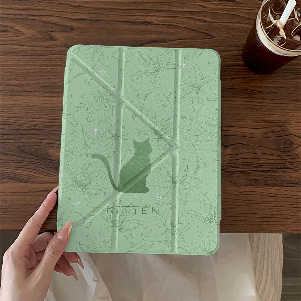 Ins Green Flower Pattern Kitten Y2K Y-Fold Cover For iPad Pro 13 11th M5 M4 12.9 A16 8 7 9th 10th Air 11 M2 M3 Mini Tablet Case