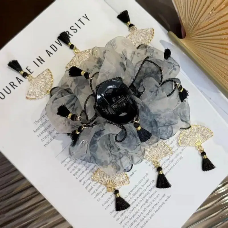 Bedruckte Chiffon-Haarklammer mit goldenen Fächeranhängern und schwarzen Quasten für Hanfu, passend für den täglichen Gebrauch und traditionelle Anlässe. – Detail 4