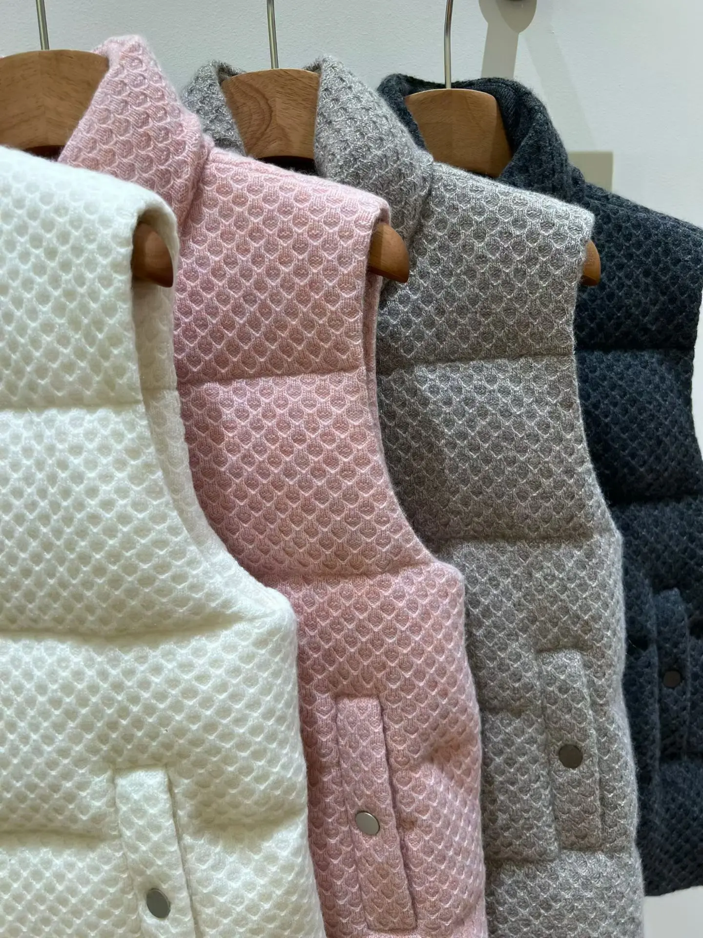 New High-Quality, Stylish Lp Goose Down Vest (Cashmere & Wool Blend) For Women – Sizes S, M, L (Fall/Winter 2026 Collection)