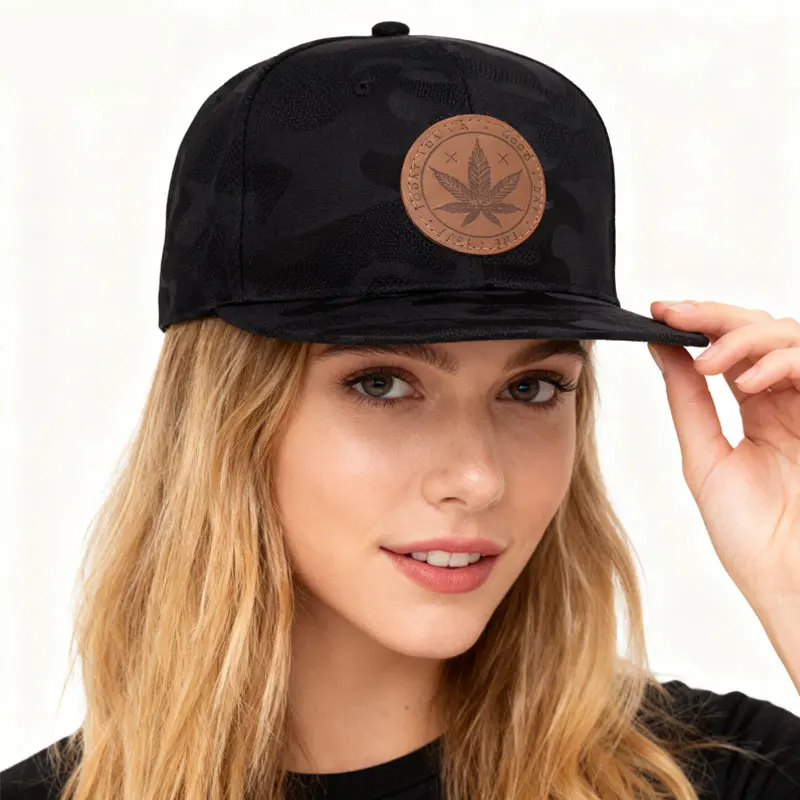 

Бейсбольная кепка с кожаным значком из конопляного листа, полная деталей, Attitude Street Fashionistas Interpret