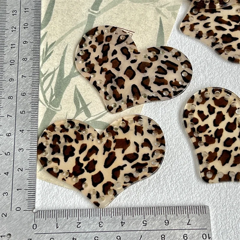 Autumn winter style 40pcs/lot color leopard pattern print cartoon hearts shape acrylic beads diy jewelry garment accessory