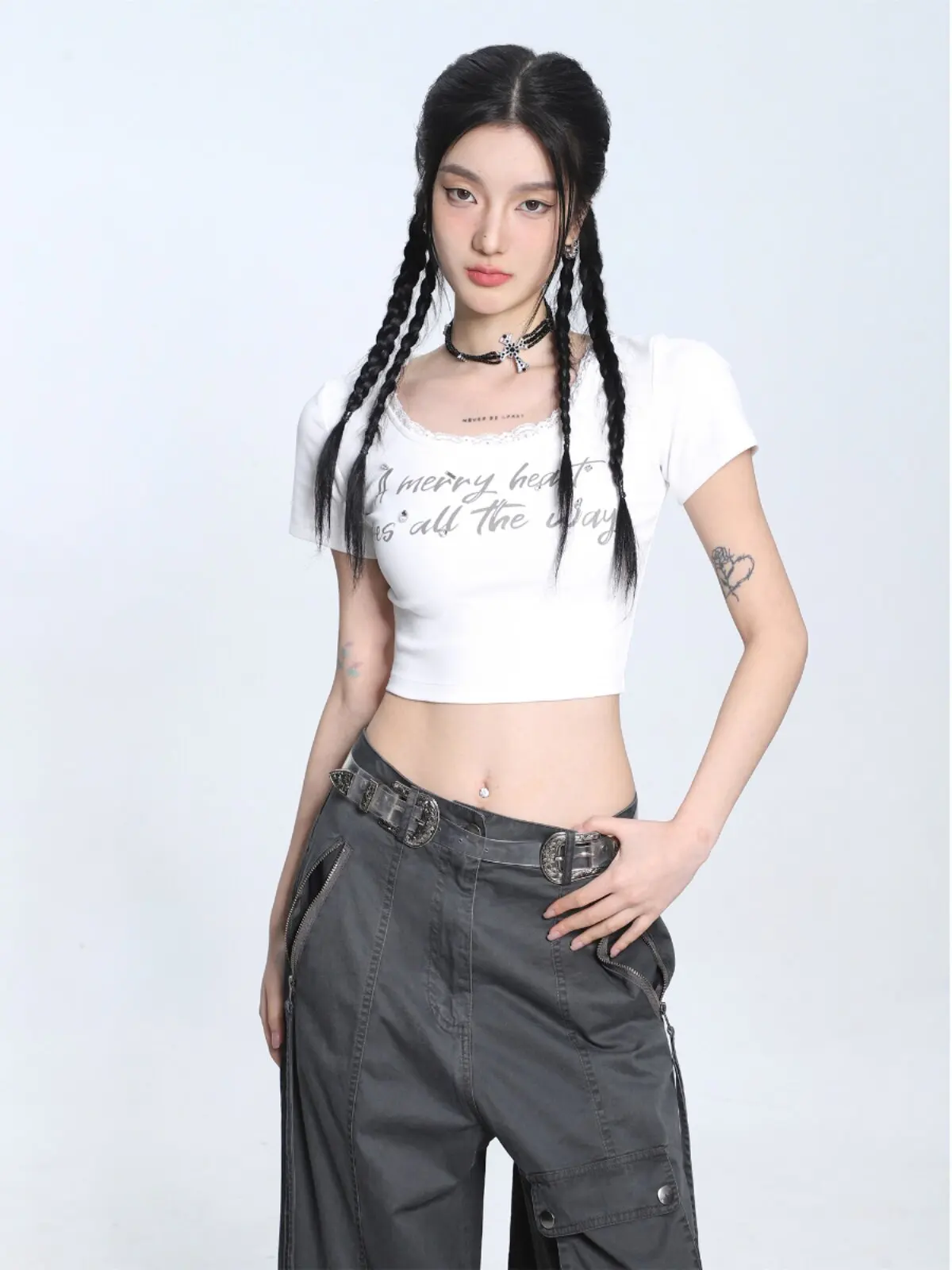 

Американская женская летняя футболка с U-образным вырезом, кружевной отделкой и короткими рукавами, облегающая, укороченная, с вырезом на плече, в стиле кэжуал.