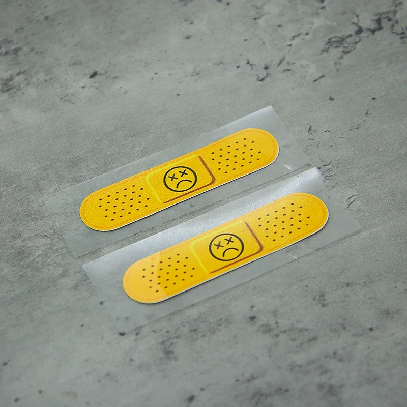 1PC「ハートと絵文字付き包帯」車オートバイデカール、ユニークなデザインのステッカー、自動車オートバイの外装スタイルとパーソナライゼーション用