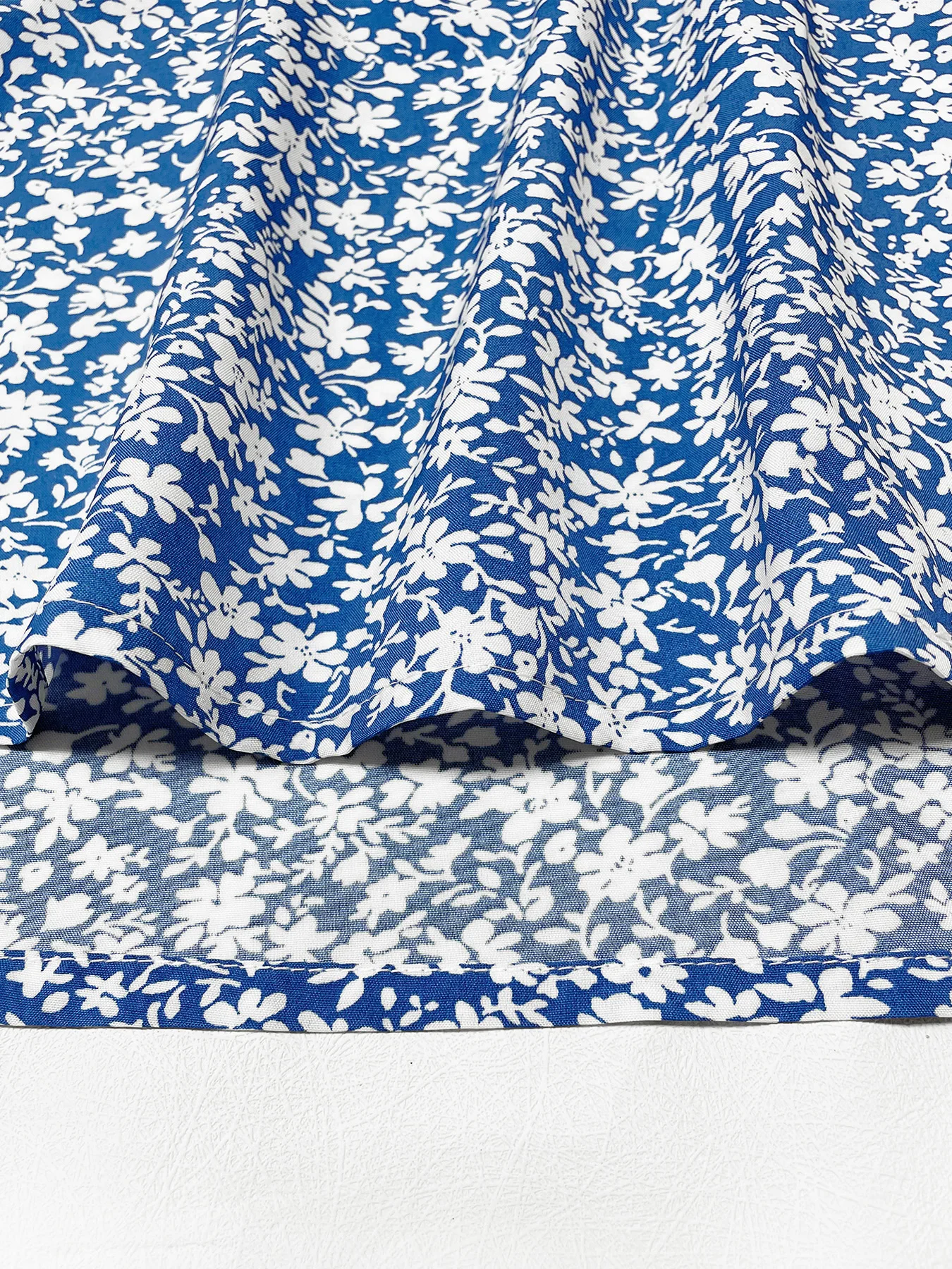 Damskie stroje w stylu boho dla puszystych, wakacyjne, francuski styl, kwiecisty wzór w drobne kwiatki, marszczona sukienka z rozcięciem na udzie, bufiaste rękawy, kwadratowy dekolt.