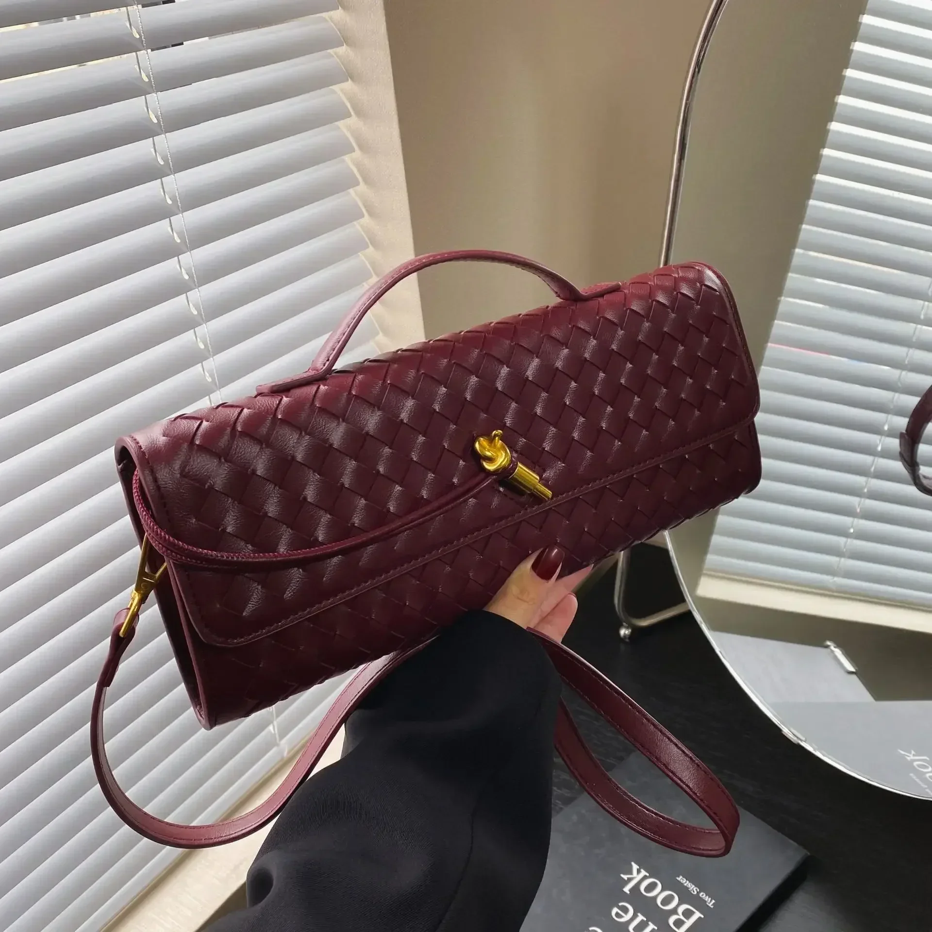 

New Arrival 2025 Hand-Woven Leather Baguette Bag - Soft Texture, Organ Pockets & Trendy Horizontal Messenger