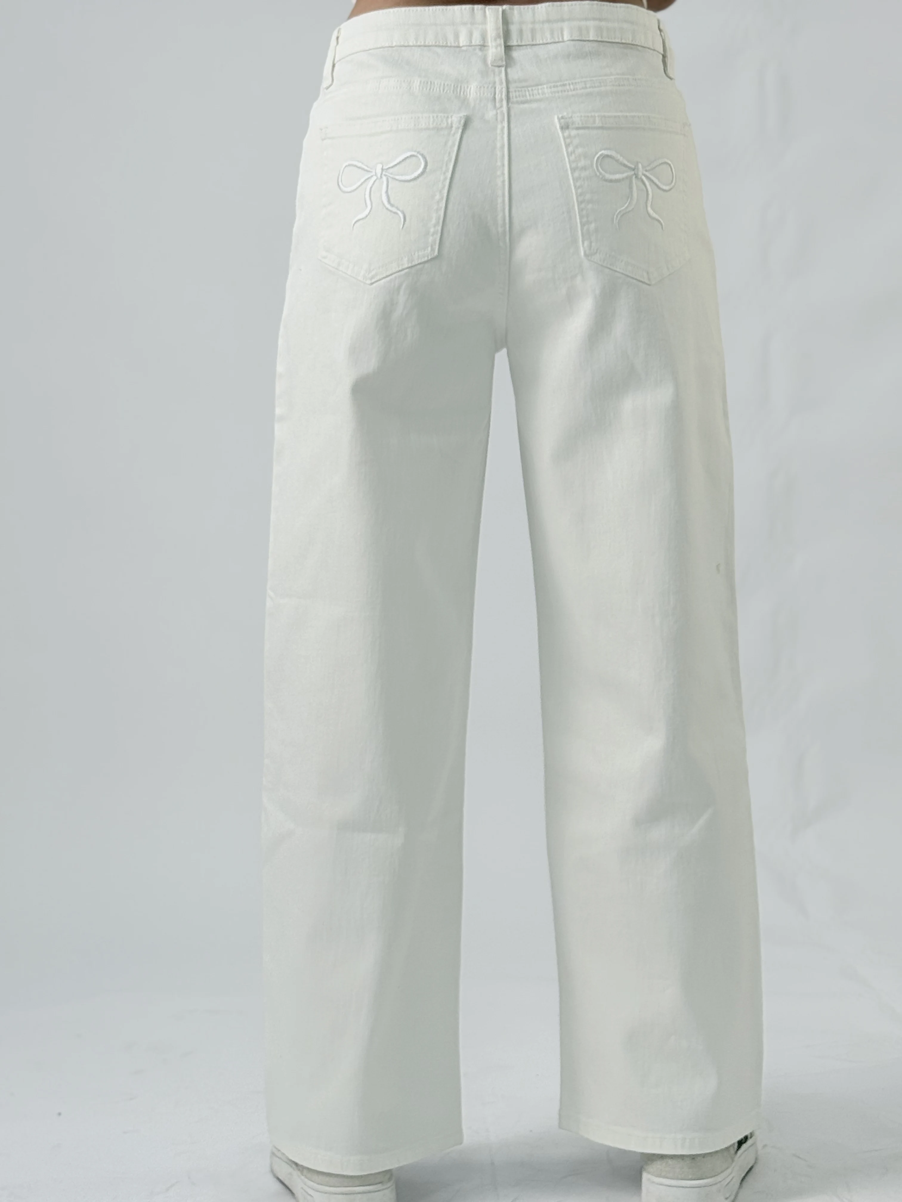 Milky White Trendy Women's Jeans, Suitable For All Seasons, Versatile And Casual. Features Delicate Butterfly Knot Embroidery.