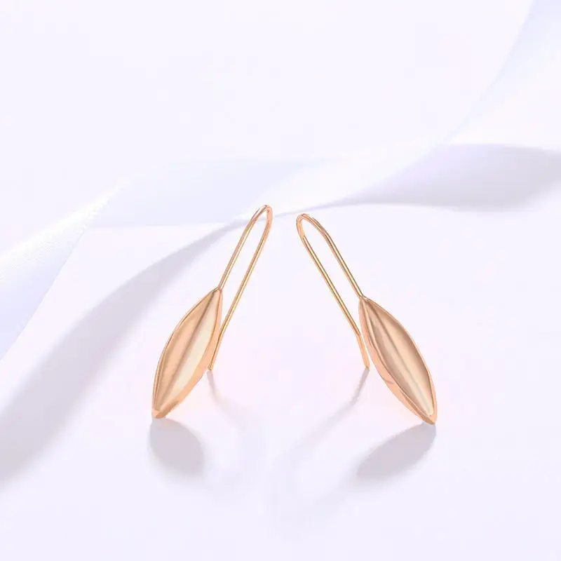 أقراط متدلية على شكل زيتون بيضاوي من MxGxFam للنساء بدون حجر مطلي بالذهب عيار 18 قيراط