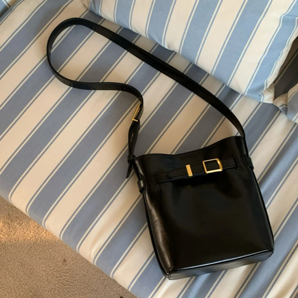 2024 New Niche Design Oil Wax Skin Small Water Bucket Bag for Women Retro One Shoulder Crossbody Casual Small Bag