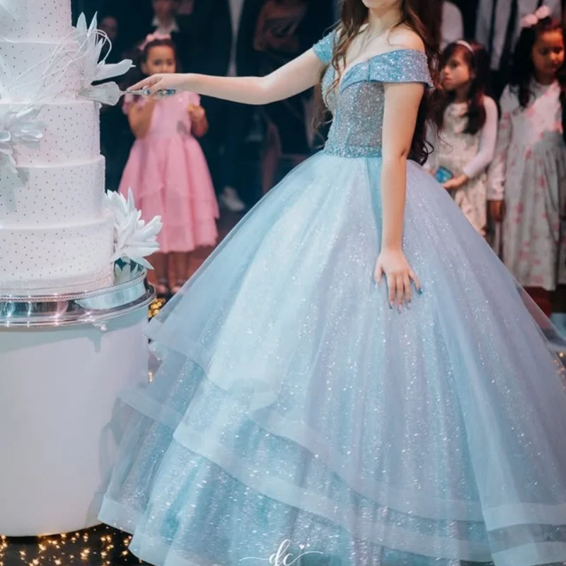 Aangepaste waterblauwe Quinceanera-jurken Uit de schouder pailletten gelaagdheid Tull Lange staart Vestido 15-Quinceanera