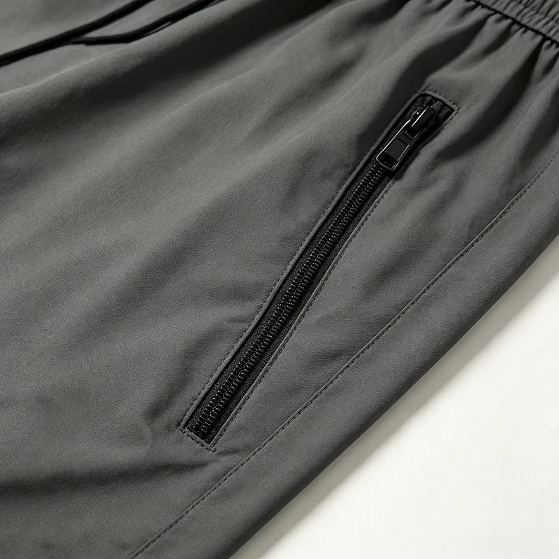 Herren Sommer Cargo Caprihose mit Reißverschlusstaschen, regulärer Passform, elastischem Bund, Kordelzug am Saum, für Freizeit, Outdoor, Wandern, Reisen und Alltag. – Detail 9