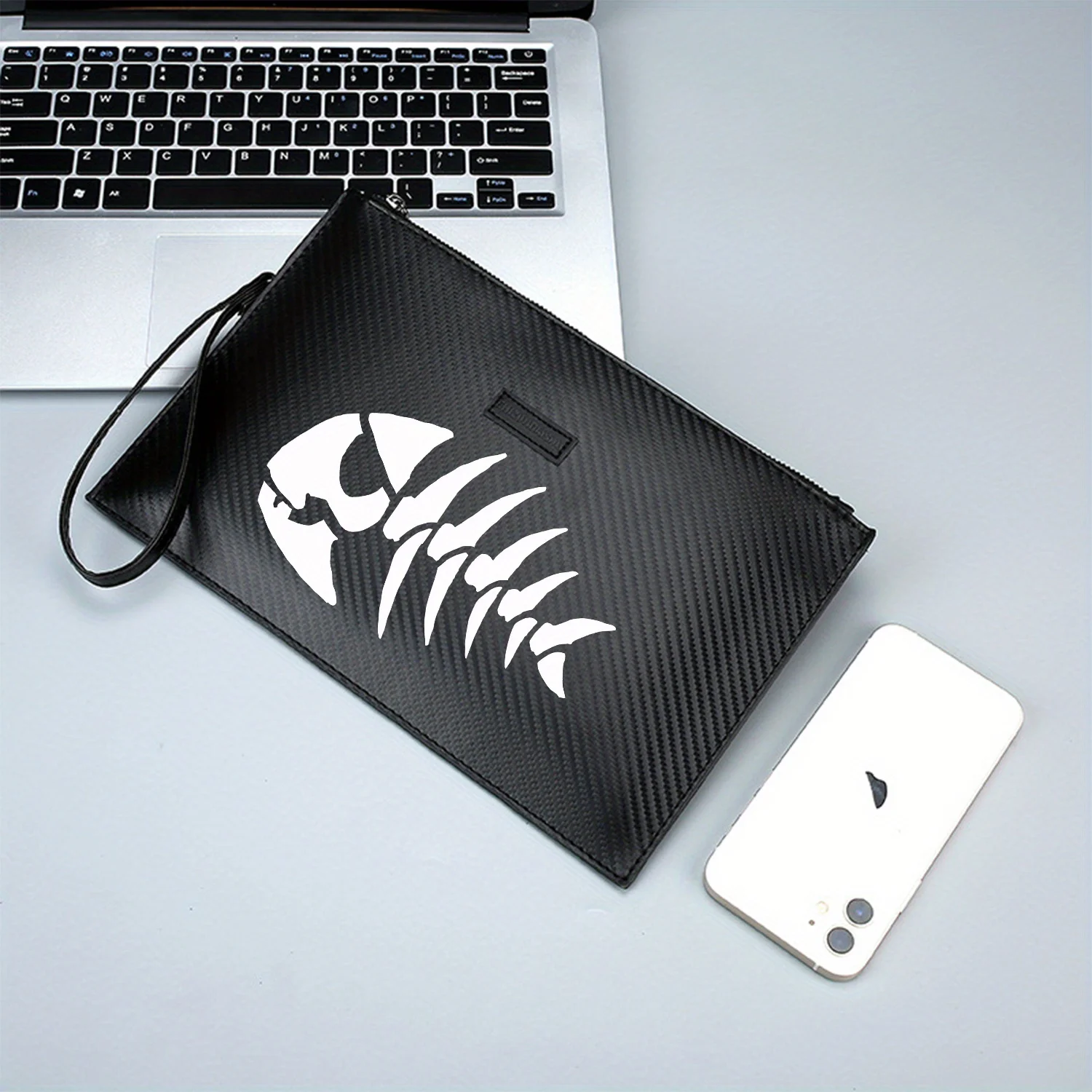 هيكل السمكة باللونين الأبيض والأسود صورة أنيقة مطبوعة من البولي يوريثان حقيبة يد رجالية عصرية وعملية للحمل اليومي