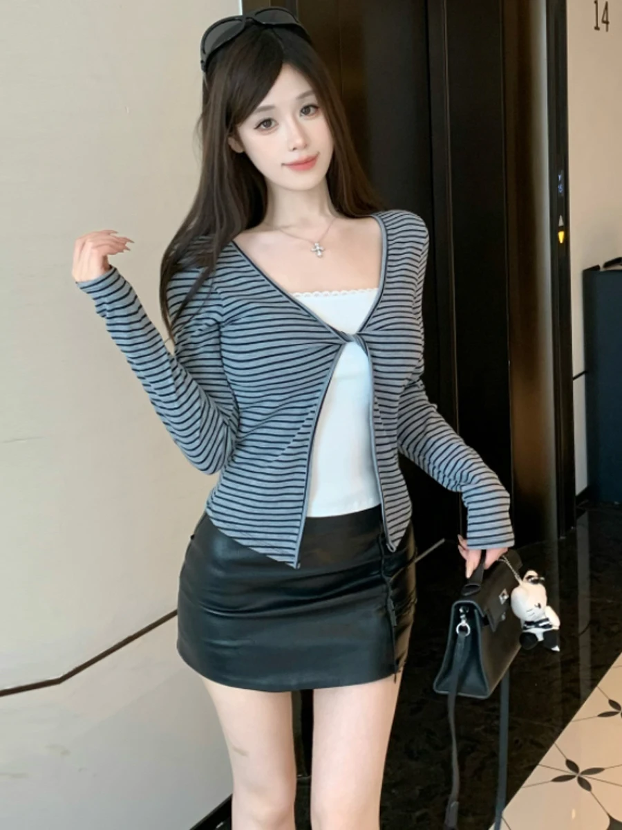 Slim Fit Short Sleeveless T-Shirt with Lace Design And Chest Pad Black Stripe Pattern Korean Style Sexy Girl Long Sleeve Top