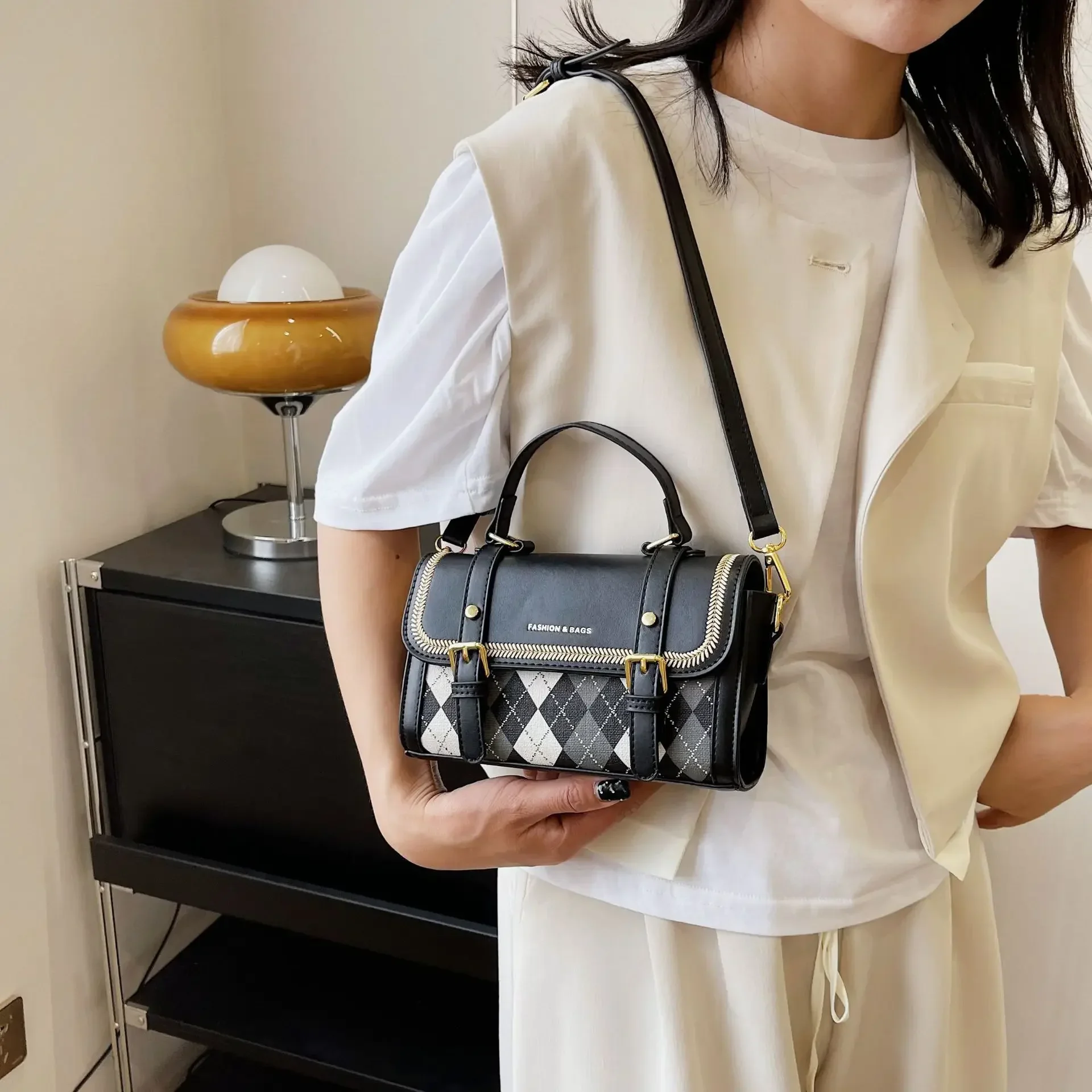 حقيبة مربعة صغيرة عصرية لخريف وشتاء 2025 - حقيبة ساعي كروس أنيقة محمولة