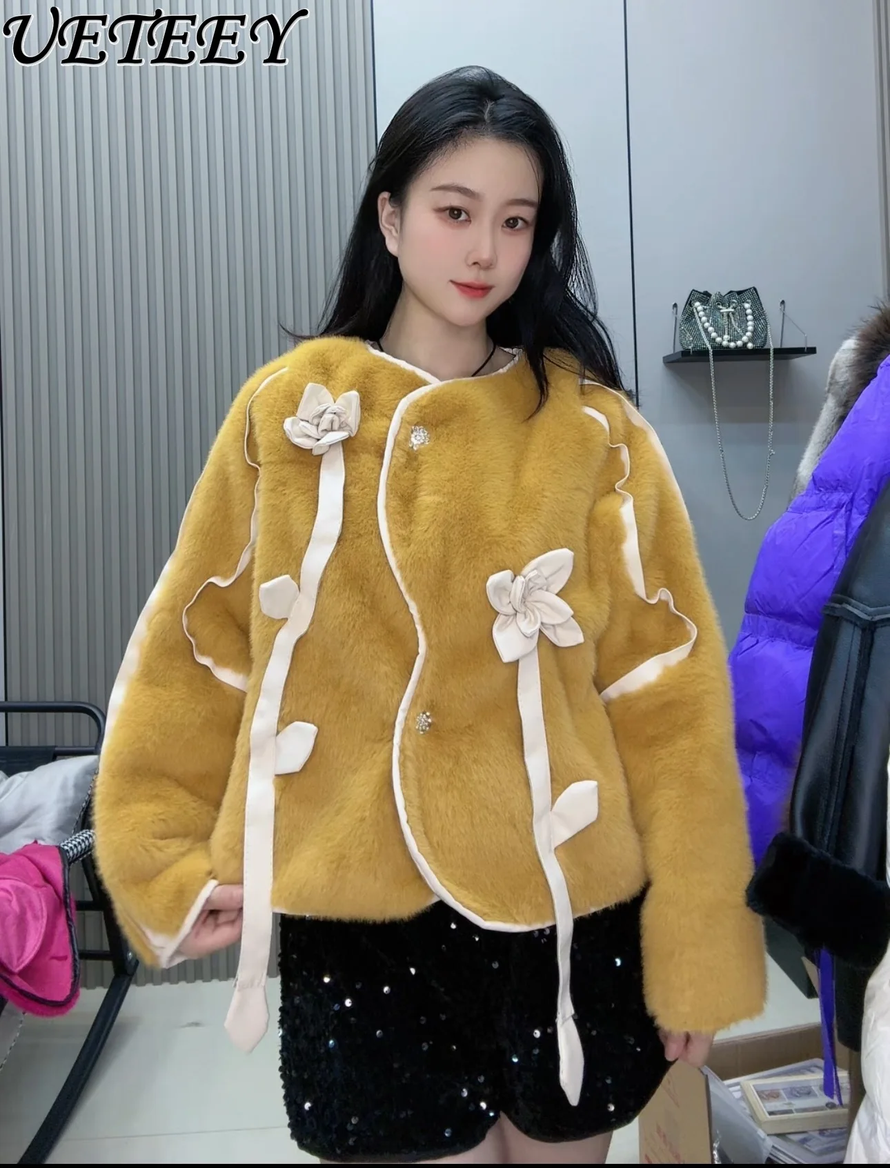 Nuevo abrigo peludo corto de invierno con flores en 3D, chaqueta elegante de bloque de Color versátil para mujer, abrigo de piel sintética con cuello redondo a la moda exquisita