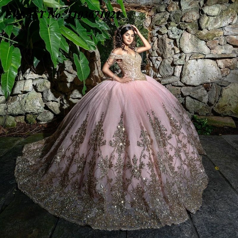 

EVLAST Мексиканское розовое платье Quinceanera, бальное платье с золотой кружевной аппликацией, бисером и бриллиантами, корсет Sweet 16, Vestidos De XV 15 Anos SQ49