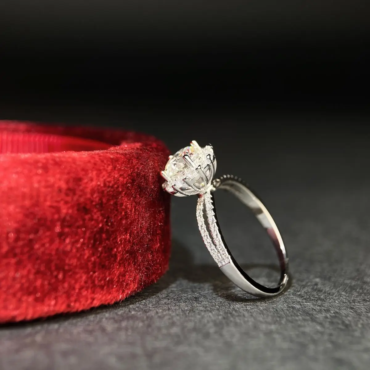 1 Karat D-Farbe VVS Klarheit Moissanit-Ring für Damen 18K Weißgold AU750 Hypoallergener Feiner Verlobungsschmuckring – Detail 2