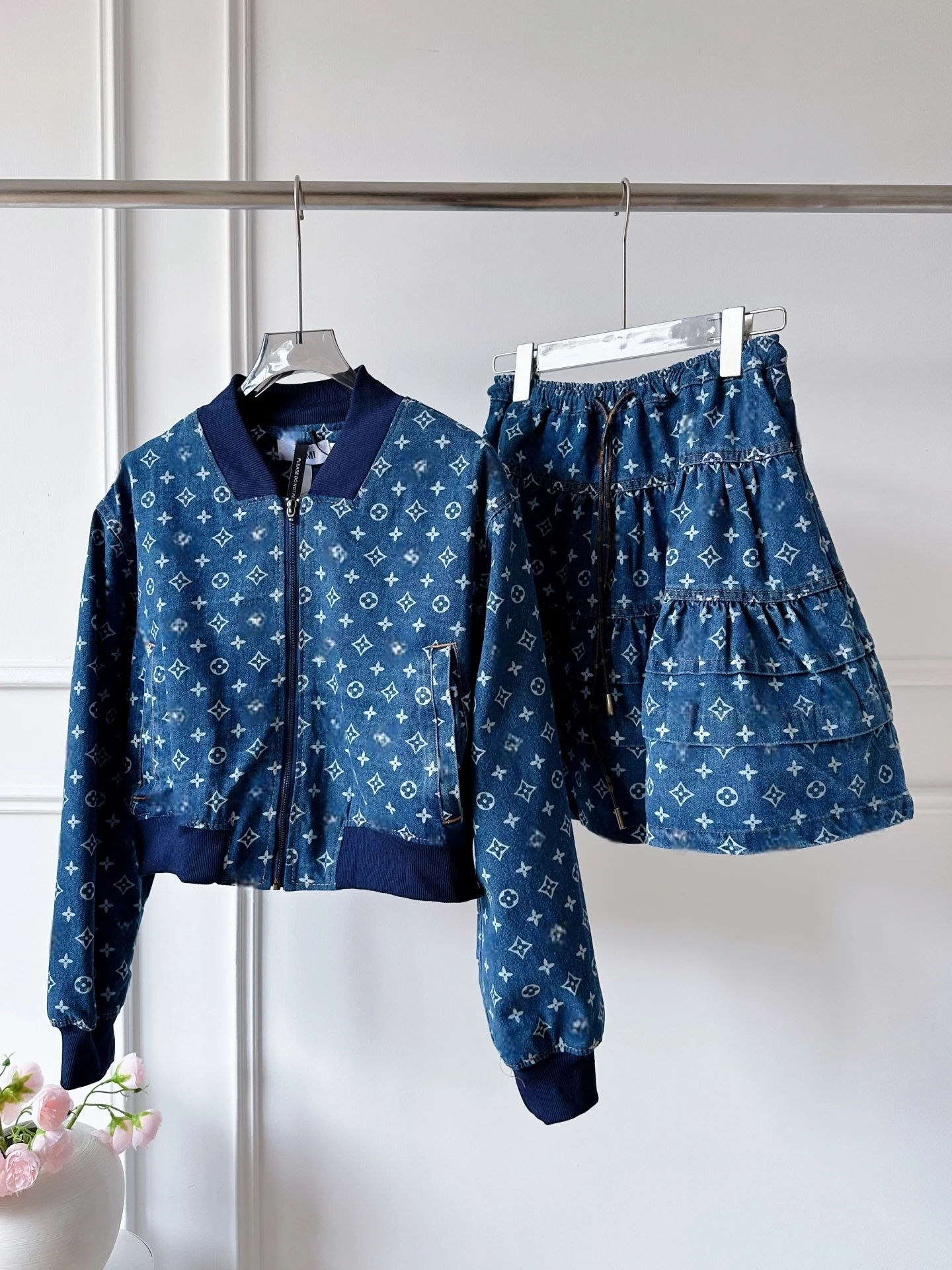 

Комплект из двух предметов: джинсовая куртка в европейском стиле и юбка-кейк с коротким рукавом, высокой талией и принтом. Модный комплект.