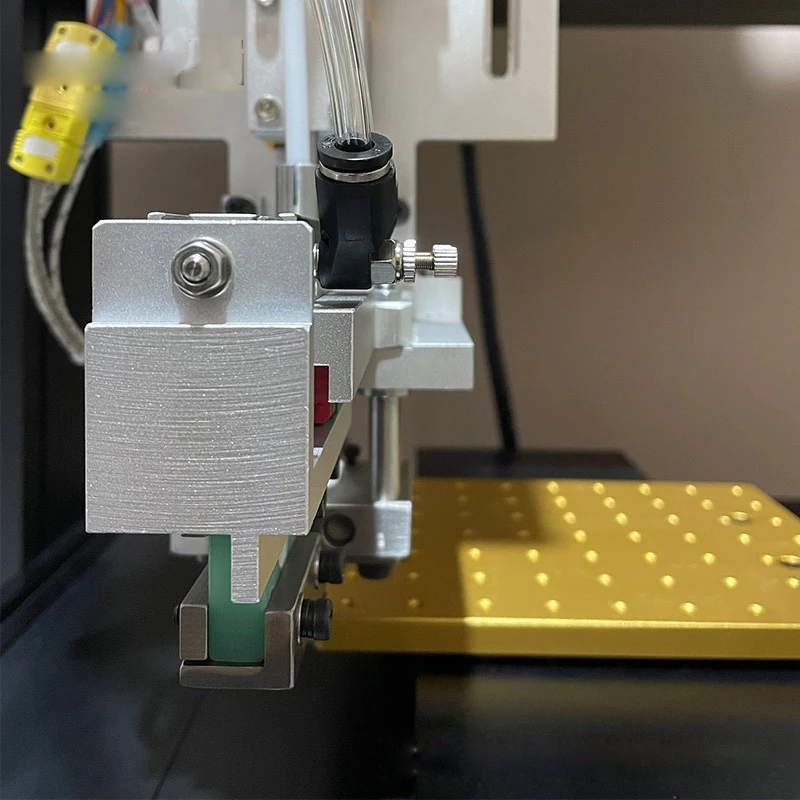 Immagine 6: Macchina Automatica per l'Inserimento di Dadi in Rame per Giocattoli in Plastica