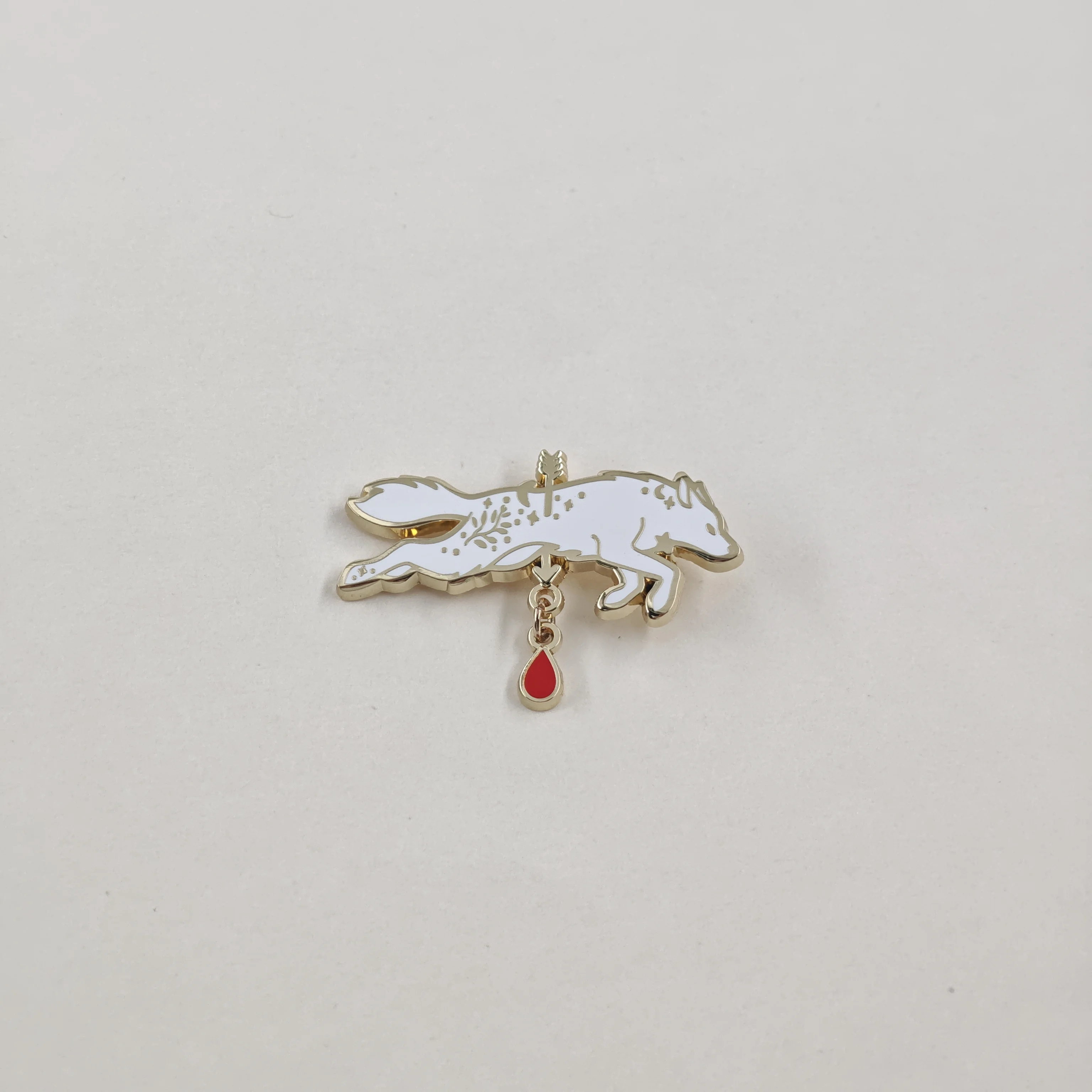 Antikes Rom Lupercalia Emaille-Pin Mythologische Weiße Wolf-Brosche Pfeil Blutstropfen Anhänger Abzeichen Pagan Wicca Schmuck Geschenk für Fr – Detail 10