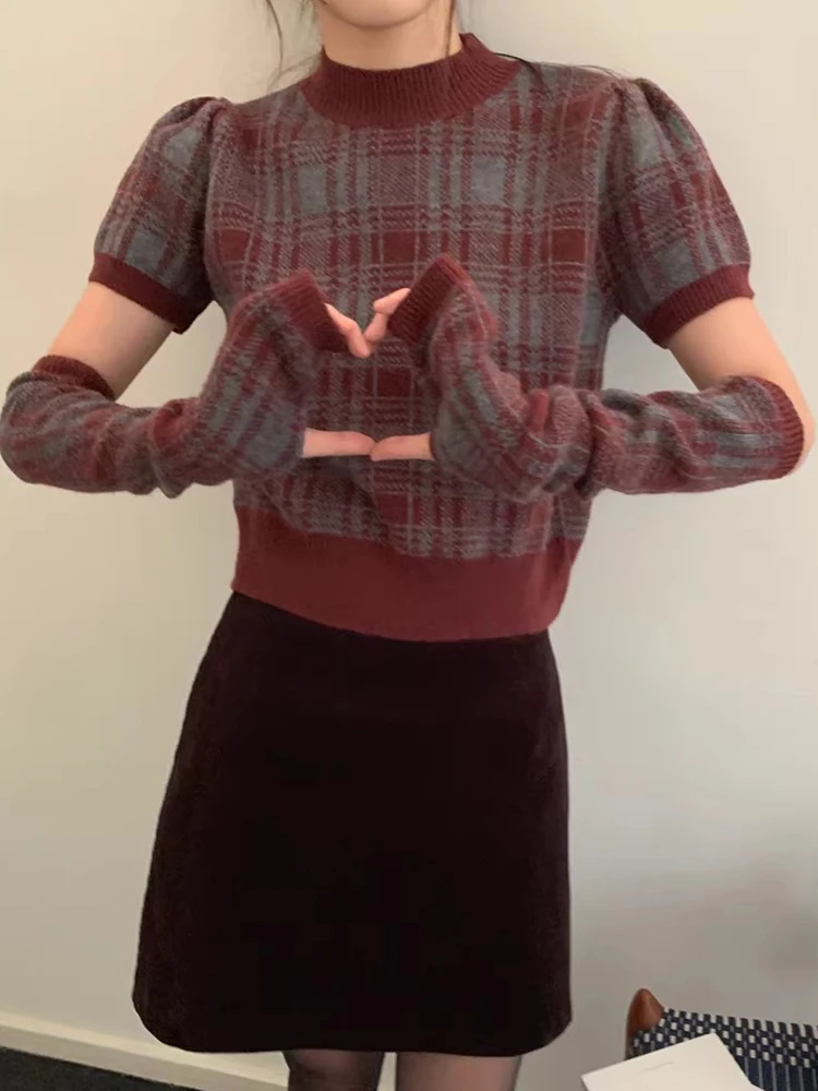 Elegancki zimowy sweter damski z efektem odmładzającym, okrągły dekolt, kolorowy, w kratę, casualowy, uniwersalny, luźny krój, idealny do pracy...