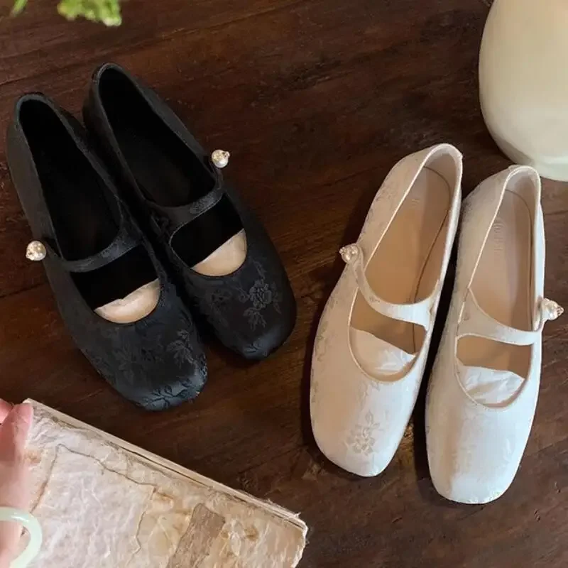 2024 New Retro Silk  Women Shoes Manual Flower Embroidered Chinese Style Girls Casual Shoes National Wind Dance Shoes