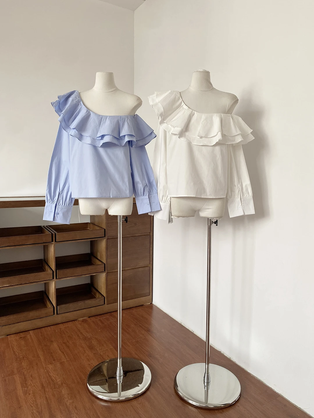 

Весна 2026: Новая элегантная универсальная свободная повседневная женская рубашка с длинным рукавом, бантом на плече, из полиэстера, в стиле для офиса и повседневной носки